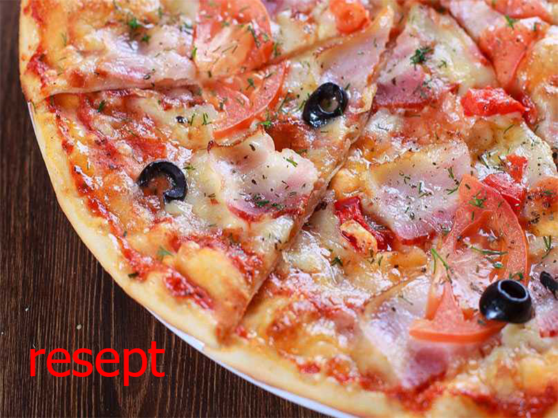 Домашняя пицца на тонком тесте рецепт. Пицца карбонара. Пицца с беконом. Пицца с беконом и томатами. Пицца с копченой колбасой.